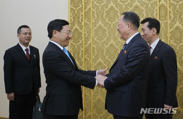 【평양=AP/뉴시스】평양을 방문한 팜 빈 민(왼쪽) 베트남 부총리 겸 외교부 장관이 13일 만수대 의사당에서 리용호 북한 외무상을 만나 악수하고 있다. 베트남은 오는 27~28일 하노이에서 열리는 북·미 정상회담을 위해 유엔에 북한 대표단의 하노이 방문을 허가해달라고 요청한 바 있다. 2019.02.13. 