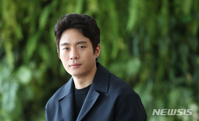 【서울=뉴시스】조수정 기자 = SBS 월화드라마 '복수가 돌아왔다' 배우 김동영이 12일 오후 서울 충무로 뉴시스 본사에서 종영인터뷰에 앞서 포즈를 취하고 있다.&nbsp; chocrystal@newsis.com