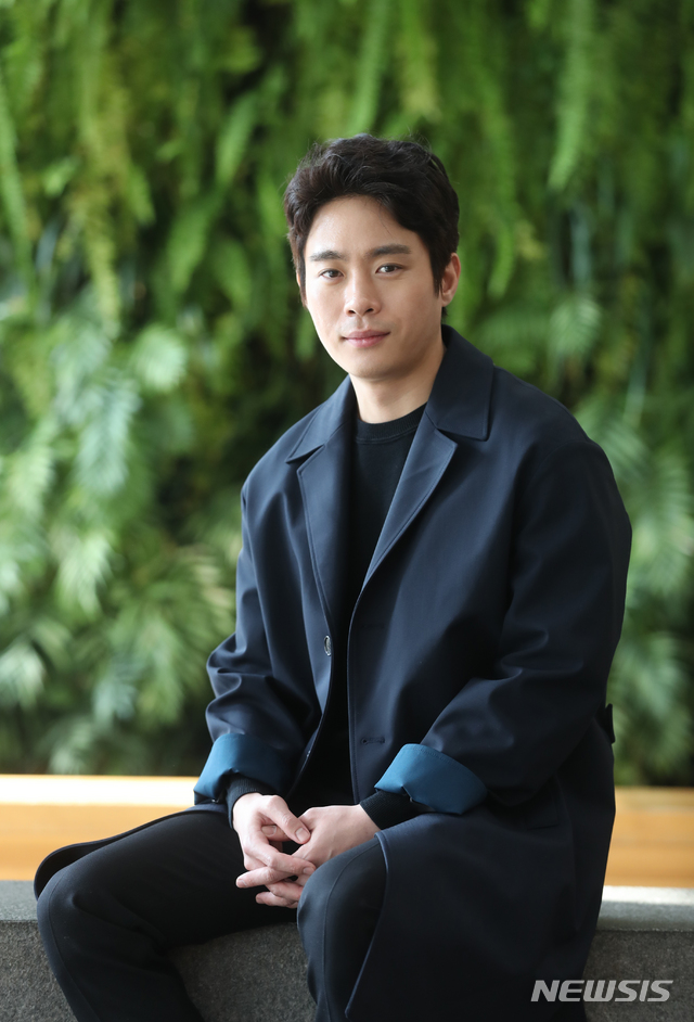 【서울=뉴시스】조수정 기자 = SBS 월화드라마 '복수가 돌아왔다' 배우 김동영이 12일 오후 서울 충무로 뉴시스 본사에서 종영인터뷰에 앞서 포즈를 취하고 있다.&nbsp; chocrystal@newsis.com