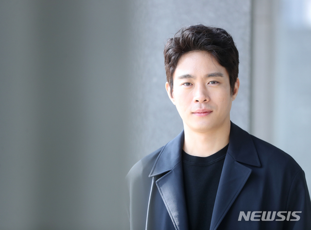 【서울=뉴시스】조수정 기자 = SBS 월화드라마 '복수가 돌아왔다' 배우 김동영이 12일 오후 서울 충무로 뉴시스 본사에서 종영인터뷰에 앞서 포즈를 취하고 있다.&nbsp; chocrystal@newsis.com