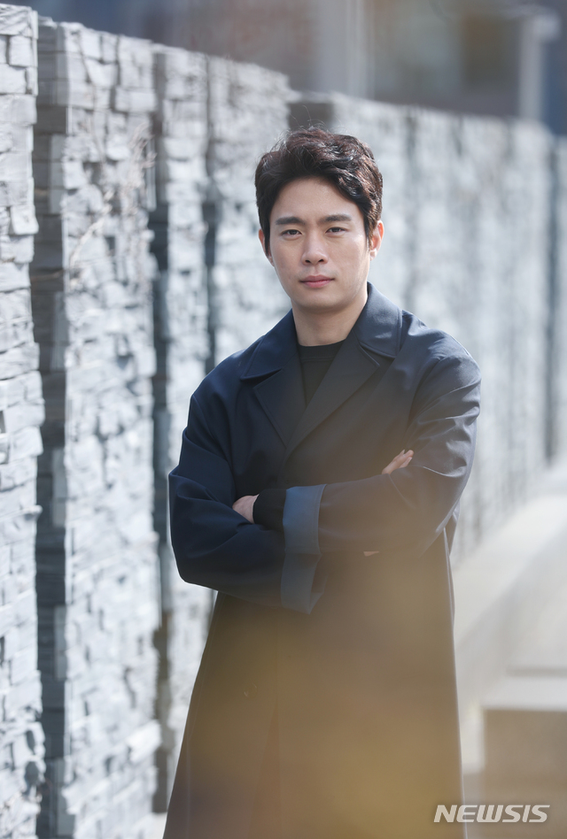 【서울=뉴시스】조수정 기자 = SBS 월화드라마 '복수가 돌아왔다' 배우 김동영이 12일 오후 서울 충무로 뉴시스 본사에서 종영인터뷰에 앞서 포즈를 취하고 있다. chocrystal@newsis.com