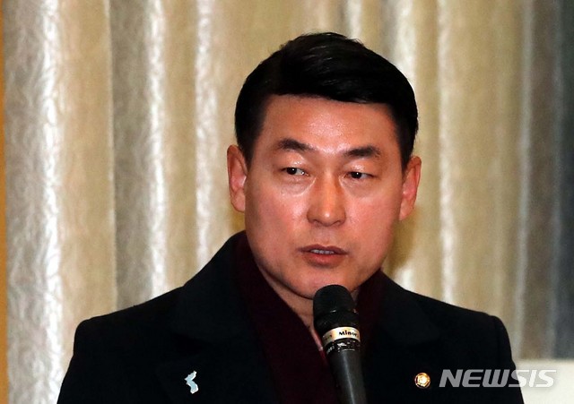 【금강산=뉴시스】최진석 기자 = 12일 금강산호텔에서 열린 남북공동선언 이행을 위한 '2019 금강산 새해맞이 연대모임' 연회에서 자유한국당 황영철 의원이 축사하고 있다. 2019.02.13.myjs@newsis.com