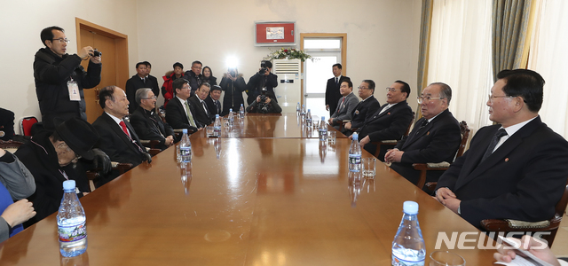 【금강산=뉴시스】최진석 기자 = 지난 2월12일 남북공동선언 이행을 위한 '2019 금강산 새해맞이 연대모임' 남·북측 대표단이 지난 금강산호텔에서 접견하고 있다. 2019.02.13.myjs@newsis.com