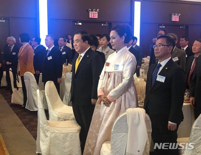 【뉴욕=뉴시스】한주홍 기자 = 방미 중인 문희상 국회의장이 13일(현지시간) 뉴욕에서 동포 초청 만찬 간담회를 가지고 있다. 