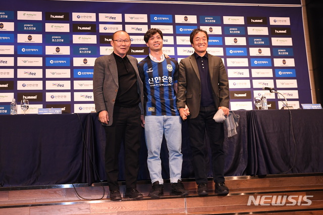 왼쪽부터 박항서 감독, 응우옌 콩 푸엉, 이영진 코치