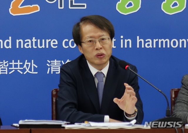 【제주=뉴시스】배상철 기자 = 권용복 국토교통부 항공정책실장이 14일 오전 제주도청에서 열린 기자간담회에 참석해 제주 제2공항 신도 2후보지의 위치와 방향이 고의적으로 변경됐다는 일각의 주장에 대해 해명하고 있다. 2019.02.14. bsc@newsis.com