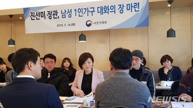【서울=뉴시스】구무서 기자 = 진선미 여성가족부 장관이 14일 서울 도봉구에서 열린 남성 1인가구 대화의 장에 참석해 참석자들의 의견을 듣고 있다. 이날 간담회에 참석한 3040 1인가구 남성들은 주거, 생활, 복지 등 다방면에서 겪는 어려움을 호소했다. 2019. 02. 14. nowest@newsis.com