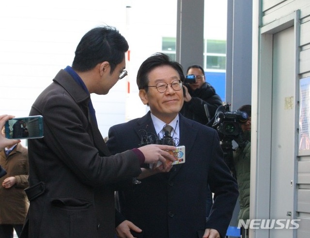 【수원=뉴시스】박다예 기자 = 이재명 경기도지사는 14일 수원지법 성남지원 형사4부(최창훈 부장판사) 심리로 진행되는 5차 공판에 출석하기 위해 나온 자리에서 기자 질문에 답하고 있다.2019.02.14 pdyes@naver.com