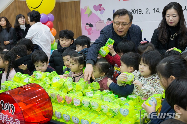 【서울=뉴시스】서울 강서구는 14일 구 어린이집연합회와 함께 특별한 사랑의 저금통 전달식을 마련했다. 2019.02.14. (사진=강서구 제공)