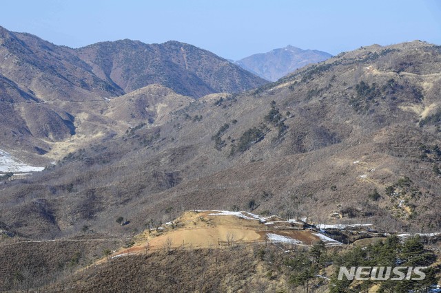 【고성(강원)=뉴시스】사진공동취재단 = 지난 13일 '9.19 군사합의' 이행에 따라 시범철수된 강원도 고성 GP에서 북한군이 철수한 GP 자리가 관측되고 있다.&nbsp; 북한군 GP와의 거리가 소총 사거리 이내인 580m에 불과한 고성 GP는 군사적, 역사적 가치를 고려, 통일역사유물로 선정돼 원형 그대로를 보존할 수 있게 됐다. 2019.02.14.&nbsp; photo@newsis.com 