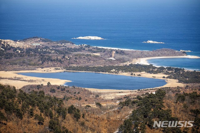 【고성(강원)=뉴시스】사진공동취재단 = '9.19 남북 군사합의'에 따른 비무장지대(DMZ) 내 시범 철수 감시초소(GP) 가운데 역사적 가치를 고려해 원형을 보존하기로 한강원도 고성 GP를13일 국방부가언론에 처음으로 공개했다. 고성 GP에서 북한 해금강 일대 비선대 호수가 보이고 있다.&nbsp; 대한민국 최동북단에 위치한 고성 GP는1953년 정전협정 체결 직후 최초로 설치된 곳으로 북한 GP와의 거리가 580m 밖에 되지않아 남북이 가장 가까이 대치하던 곳이다. 현재 이 곳은 장비와 병력을 철수하고 작년 11월 7일을 마지막으로 DMZ 경계 임무는 공식적으로 종료된 상태다. 2019.02.14.&nbsp; photo@newsis.com 