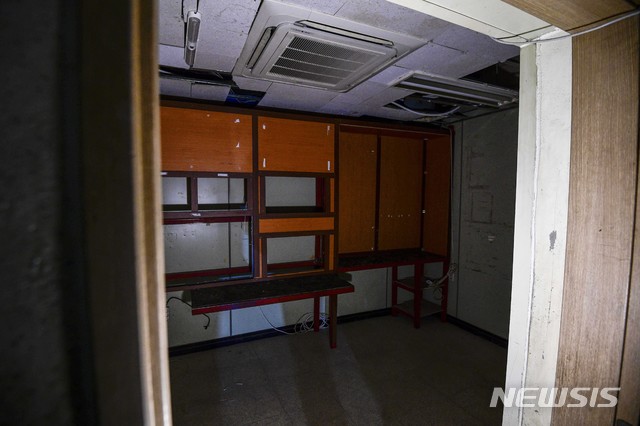 【고성(강원)=뉴시스】사진공동취재단 = 지난 13일 강원도 고성 GP에서 지난 '9.19 군사합의' 이행에 따라 시범철수된 GP의 내부가 공개되고 있다.&nbsp; 북한군 GP와의 거리가 소총 사거리 이내인 580m에 불과한 고성 GP는 군사적, 역사적 가치를 고려, 통일역사유물로 선정돼 원형 그대로를 보존할 수 있게 됐다. 2019.02.14.&nbsp; photo@newsis.com 