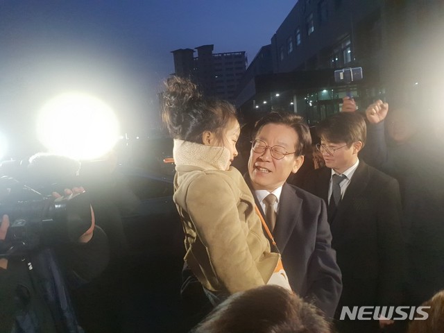 【수원=뉴시스】이병희 기자 = 공직선거법 위반 등의 혐의로 재판에 넘겨진 이재명 경기도지사가 14일 오후 6시30분께 수원지법 성남지원에서 ‘형님 강제 입원’ 관련 5차 공판이 끝난 뒤 지지자들과 인사를 나누는 과정에서 지지자의 아이를 안고 있다. 2019.02.14. heee9405@naver.com 
