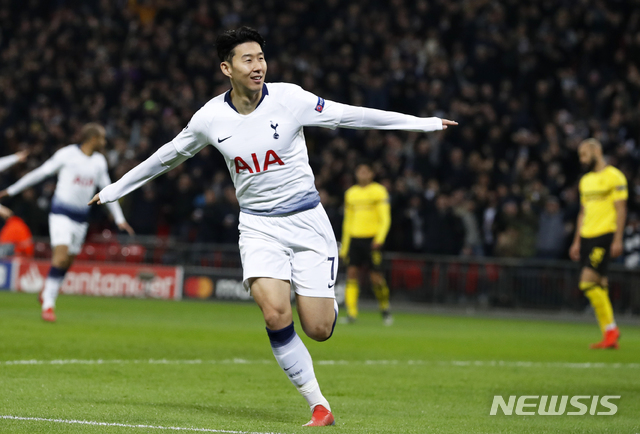 【런던=AP/뉴시스】손흥민(토트넘)이&nbsp; 13일(현지시간) 영국 런던의 웸블리 스타디움에서 열린 2018~2019 UEFA 챔피언스리그 16강 도르트문트(독일)와의 1차전 경기 후반 선제 결승 골을 넣고 기뻐하고 있다.&nbsp; 손흥민은 후반 2분 균형을 깨는 선제 결승 골로 팀의 3-0 승리를 이끌었으며 4게임 연속 득점을 기록했다. 2019.02.14.