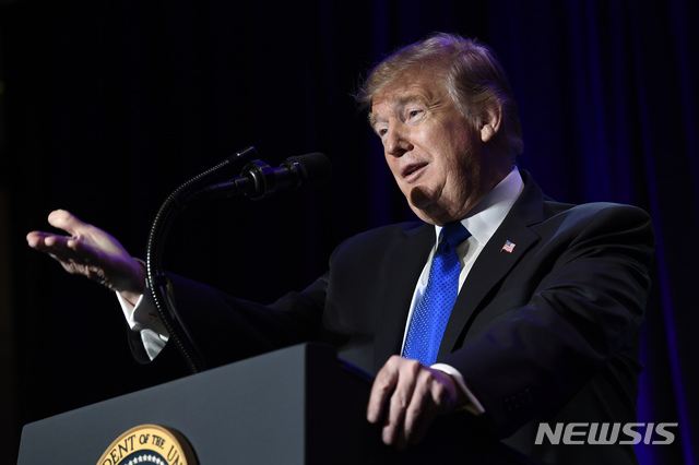 【워싱턴=AP/뉴시스】도널드 트럼프 미국 대통령이 13일(현지시간) 워싱턴에서 열린 주요 카운티 셰리프 및 주요 도시 치안 책임자 회의에서 연설하고 있다. 트럼프 대통령은 "우리나라와 국민을 지키는 신성한 의무를 결코 포기하지 않을 것"이라며 장벽 건설 의지를 거듭 드러냈다. 2019.02.14.