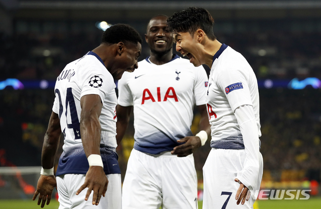 【런던=AP/뉴시스】손흥민(토트넘, 오른쪽)이 13일(현지시간) 영국 런던의 웸블리 스타디움에서 열린 2018~2019 UEFA 챔피언스리그 16강 도르트문트(독일)와의 1차전 경기 후반 선제골을 넣고 동료 서지 오리에와 환호하고 있다.&nbsp; 손흥민은 후반 2분 균형을 깨는 선제 결승 골로 팀의 3-0 승리를 이끌었으며 4게임 연속 득점을 기록했다. 2019.02.14.