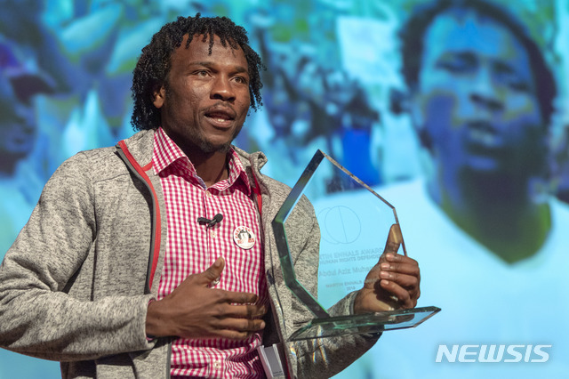 【제네바=AP/뉴시스】수난 난민 출신 압둘 아지즈가 13일(현지시간) 스위스 제네바에서 열린 2019년도 마틴 에널스상을 수상했다. 노벨인권상으로 불리는 이 상을 받은 아지즈는 파푸아누기니 마누스섬에 있는 호주 역외 난민수용소의 열악한 실태를 고발했다. 2019.2.14