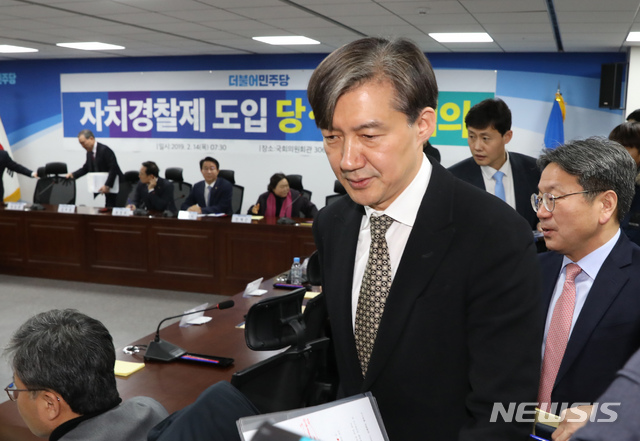 【서울=뉴시스】고승민 기자 = 14일 오전 서울 여의도 국회 의원회관에서 열린 자치경찰제 도입 당정청 협의에서 조국 민정수석이 모두발언 후 자리로 이동하고 있다. 2019.02.14. kkssmm99@newsis.com