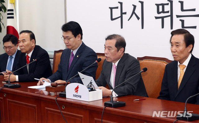 【서울=뉴시스】이종철 기자 = 14일 서울 여의도 국회에서 열린 자유한국당 비상대책위원회 회의에서 김병준 비대위원장이 모두발언을 하고 있다. 2019.02.14. jc4321@newsis.com