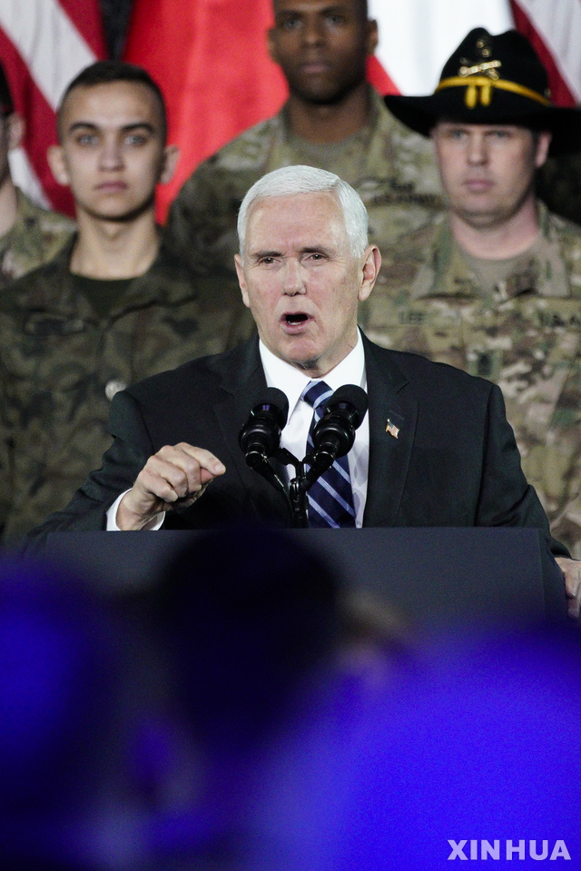 【워싱턴= 신화/뉴시스】마이크 펜스 미국 부통령이 18일 이라크 총리와 전화로 이라크에서의 IS퇴출문제와 경제 협력 등을 논의했다. 사진은 지난 2월 13일 폴란드의 미군기지에서 연설하는 펜스부통령.&nbsp;&nbsp; 