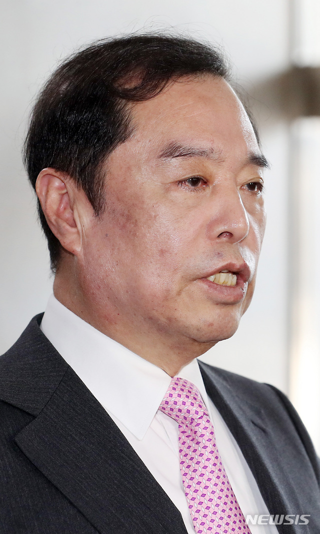 【서울=뉴시스】이종철 기자 = 지난 14일 서울 여의도 국회에서 열린 자유한국당 비상대책위원회 회의를 마친 김병준 비대위원장이 당 윤리위 결정에 대한 기자들의 질문에 답하고 있다. 2019.02.14. jc4321@newsis.com