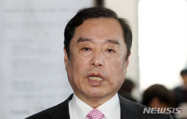 【서울=뉴시스】이종철 기자&nbsp; = 14일 서울 여의도 국회에서 열린 자유한국당 비상대책위원회 회의를 마친 김병준 비대위원장이 당 윤리위 결정에 대한 기자들의 질문에 답하고 있다. 2019.02.14. jc4321@newsis.com