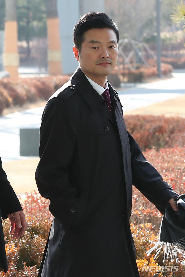 【서울=뉴시스】이윤청 수습기자 = 청와대 특별감찰반의 민간인 사찰 의혹을 제기한 김태우 전 검찰 수사관이 지난 14일 오전 고발인 신분으로 조사받기 위해 서울 송파구 서울동부지방검찰청으로 들어서고 있다. 2019.02.14. radiohead@newsis.com