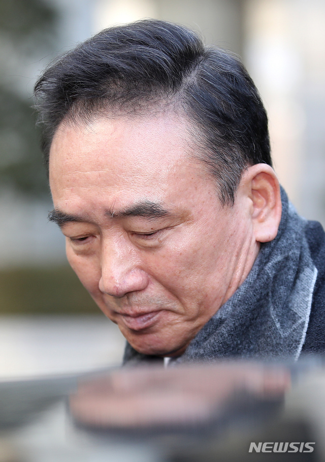 [서울=뉴시스]김선웅 기자 = 직원 성추행 혐의로 재판에 넘겨진 '호식이 두마리 치킨' 최호식 전 회장이 지난 2019년 2월14일 오전 서울 서초구 서울중앙지법에서 열린 1심 선고공판에서 징역1년, 집행유예 2년, 성폭력 치료강의 80시간 수강을 선고받은 후 법원을 나서고 있다. 2019.02.14. mangusta@newsis.com