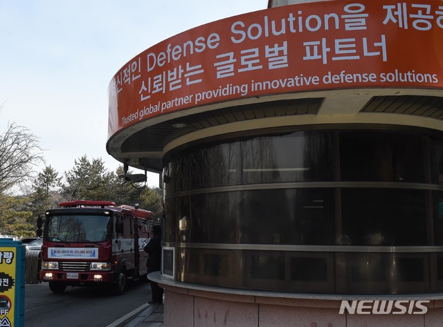 【대전=뉴시스】함형서 기자 = 14일 오전 대전 유성구 외3동 한화 대전공장에서 폭발이 일어나 3명이 숨지는 사고가 발생한 가운데 119 구급 차량들이 나오고 있다. 2019.02.14.foodwork23@newsis.com