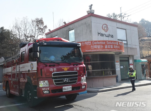 【대전=뉴시스】함형서 기자 =  14일 오전 대전 유성구 외암동 한화 대전공장에서 폭발이 일어나 3명이 숨지는 사고가 발생한 가운데 119 구급 차량들이 나오고 있다. 2019.02.14.foodwork23@newsis.com