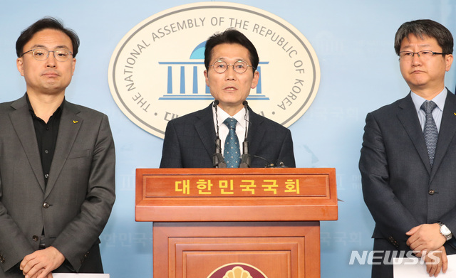 【서울=뉴시스】이종철 기자&nbsp; = 윤소하 정의당 원내대표가 14일 서울 여의도 국회에서 탄핵해야 할 판사 명단을 발표하고 있다. 정의당은 권순일 대법관을 비롯해 이규진 전 대법원 양형위원회 상임위원, 이민걸 전 법원행정처 기획조정실장, 임성근 전 서울중앙지법 형사수석부장판사, 김민수·박상언·정다주·시진국·문성호 전 행정처 심의관, 방창현 전 전주지법 부장판사 등 10명을 반드시 탄핵해야 할 판사로 선정했다. 2019.02.14.jc4321@newsis.com