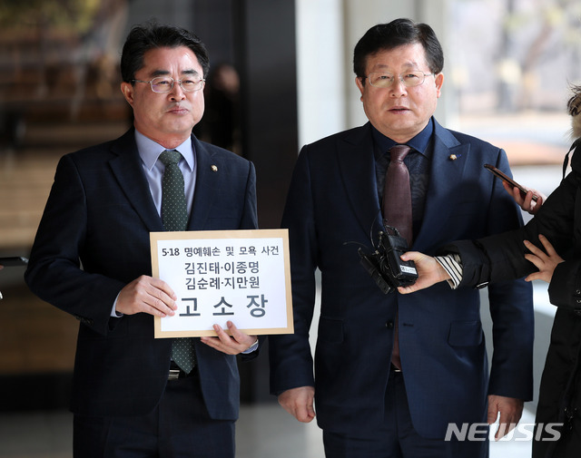 【서울=뉴시스】김선웅 기자 = 설훈(오른쪽) 더불어민주당 최고위원과 최경환 민주평화당 의원이 14일 오전 서울 서초구 서울중앙지방검찰청에서 자유한국당 김진태, 김순례, 이종명 의원 및 5.18 북한군 개입설을 주장한 지만원 씨에 대해 5.18 광주민주화운동 명예훼손 및 모욕 혐의로 고소장을 접수하기 위해 민원실로 향하고 있다. 2019.02.14. mangusta@newsis.com