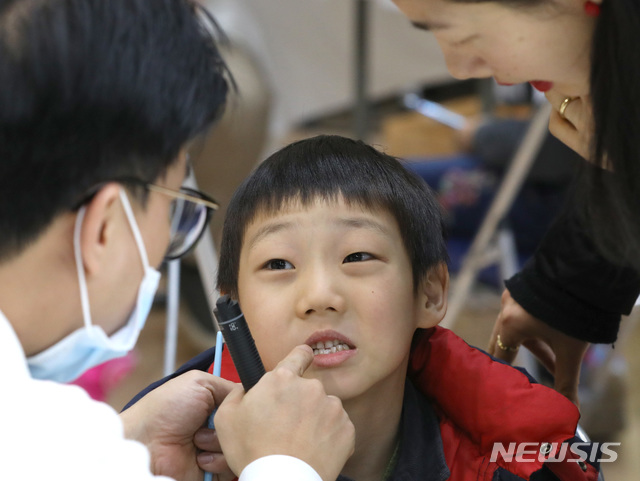 [세종=뉴시스] 전진환 기자 = 서울 서초구청 대강당에서 예비 초등학생등이 6개 분야 전문의의 검진을 받고 있다. 2019.02.14. amin2@newsis.com
