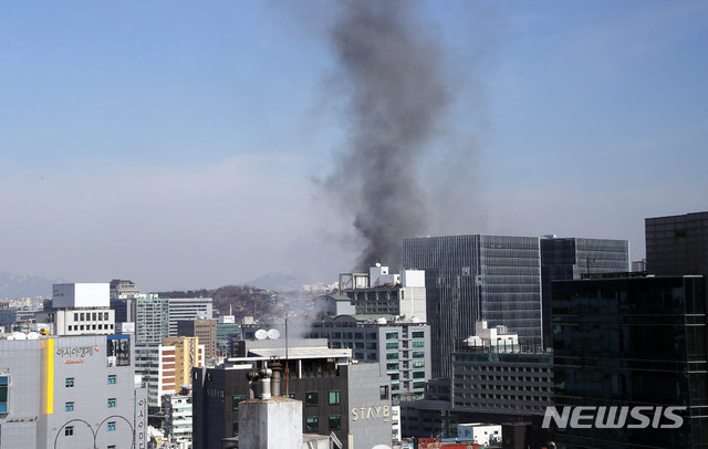 【서울=뉴시스】 장세영 기자 = 14일 오후 서울 중구 을지로4가 인근 철물점에서 화재로 연기가 솟아 오르고 있다. 2019.02.14. photothink@newsis.com