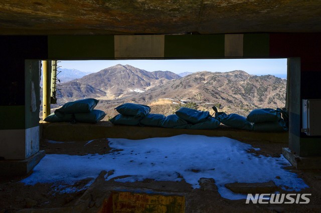 【고성(강원)=뉴시스】사진공동취재단 = 지난 13일 강원도 고성 GP에서 지난 '9.19 군사합의' 이행에 따라 시범철수된 GP의 내부가 공개되고 있다. 북한군 GP와의 거리가 소총 사거리 이내인 580m에 불과한 고성 GP는 군사적, 역사적 가치를 고려, 통일역사유물로 선정돼 원형 그대로를 보존할 수 있게 됐다. 2019.02.14. photo@newsis.com