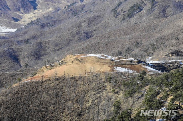 【고성(강원)=뉴시스】사진공동취재단 = 지난 13일 '9.19 군사합의' 이행에 따라 시범철수된 강원도 고성 GP에서 북한군이 철수한 GP 자리가 관측되고 있다. 북한군 GP와의 거리가 소총 사거리 이내인 580m에 불과한 고성 GP는 군사적, 역사적 가치를 고려, 통일역사유물로 선정돼 원형 그대로를 보존할 수 있게 됐다. 2019.02.14. photo@newsis.com
