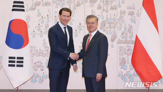 【서울=뉴시스】전신 기자 = 문재인 대통령이 14일 청와대 본관에서 세바스티안 쿠르츠 오스트리아 총리와 악수하고 있다. 2019.02.14. photo1006@newsis.com