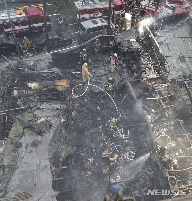 【서울=뉴시스】최진석 기자 = 14일 서울 중구 을지로4가 철물점에서 화재가 발생 소방대원들이 진화하고 있다. 2019.02.14.myjs@newsis.com