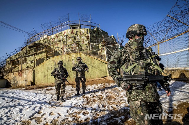 【고성(강원)=뉴시스】사진공동취재단 = '9.19 남북 군사합의'에 따른 비무장지대(DMZ) 내 시범 철수 감시초소(GP) 가운데 역사적 가치를 고려해 원형을 보존하기로 한 강원도 고성 GP를 13일 국방부가 언론에 처음으로 공개했다.  대한민국 최동북단에 위치한 고성 GP는 1953년 정전협정 체결 직후 최초로 설치된 곳으로 북한 GP와의 거리가 580m 밖에 되지않아 남북이 가장 가까이 대치하던 곳이다. 현재 이 곳은 장비와 병력을 철수하고 작년 11월 7일을 마지막으로 DMZ 경계 임무는 공식적으로 종료된 상태다. 2019.02.14. photo@newsis.com