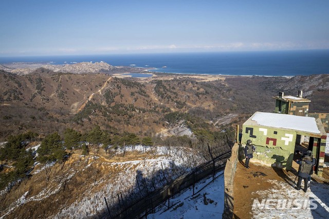 【고성(강원)=뉴시스】사진공동취재단 = '9.19 남북 군사합의'에 따른 비무장지대(DMZ) 내 시범 철수 감시초소(GP) 가운데 역사적 가치를 고려해  원형을 보존하기로 한 강원도 고성 GP를 13일 국방부가 언론에 처음으로 공개했다. 2019.02.14. photo@newsis.com