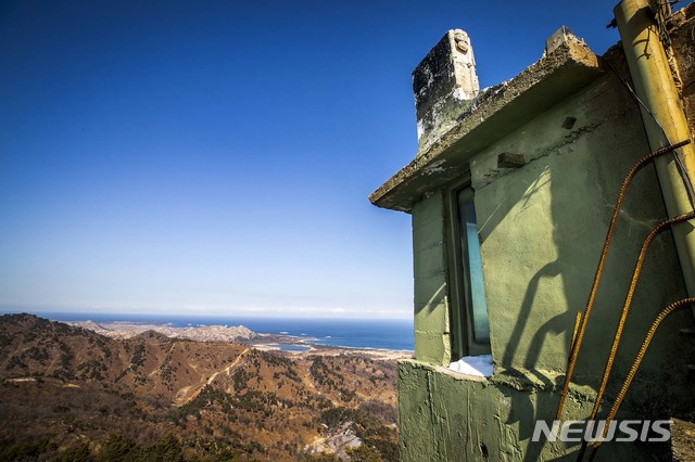 【고성(강원)=뉴시스】사진공동취재단 = '9.19 남북 군사합의'에 따른 비무장지대(DMZ) 내 시범 철수 감시초소(GP) 가운데 역사적 가치를 고려해 원형을 보존하기로 한 강원도 고성 GP를 13일 국방부가 언론에 처음으로 공개했다. 대한민국 최동북단에 위치한 고성 GP는 1953년 정전협정 체결 직후 최초로 설치된 곳으로 북한 GP와의 거리가 580m 밖에 되지않아 남북이 가장 가까이 대치하던 곳이다. 현재 이 곳은 장비와 병력을 철수하고 작년 11월 7일을 마지막으로 DMZ 경계 임무는 공식적으로 종료된 상태다. 2019.02.14. photo@newsis.com