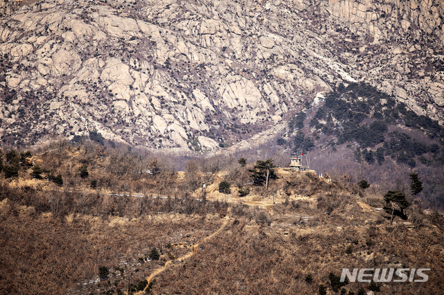 【고성(강원)=뉴시스】사진공동취재단 = '9.19 남북 군사합의'에 따른 비무장지대(DMZ) 내 시범 철수 감시초소(GP) 가운데 역사적 가치를 고려해 원형을 보존하기로 한강원도 고성 GP를13일 국방부가언론에 처음으로 공개했다. 고성 GP에서 북한측 초소가 해금강을 배경으로 보인다.&nbsp; 대한민국 최동북단에 위치한 고성 GP는1953년 정전협정 체결 직후 최초로 설치된 곳으로 북한 GP와의 거리가 580m 밖에 되지않아 남북이 가장 가까이 대치하던 곳이다. 현재 이 곳은 장비와 병력을 철수하고 작년 11월 7일을 마지막으로 DMZ 경계 임무는 공식적으로 종료된 상태다. 2019.02.14.&nbsp; photo@newsis.com