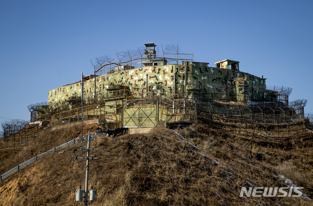 【고성(강원)=뉴시스】사진공동취재단 = '9.19 남북 군사합의'에 따른 비무장지대(DMZ) 내 시범 철수 감시초소(GP) 가운데 역사적 가치를 고려해 원형을 보존하기로 한 강원도 고성 GP를 13일 국방부가 언론에 처음으로 공개했다. 대한민국 최동북단에 위치한 고성 GP는 1953년 정전협정 체결 직후 최초로 설치된 곳으로 북한 GP와의 거리가 580m 밖에 되지않아 남북이 가장 가까이 대치하던 곳이다. 현재 이 곳은 장비와 병력을 철수하고 작년 11월 7일을 마지막으로 DMZ 경계 임무는 공식적으로 종료된 상태다. 2019.02.14. photo@newsis.com