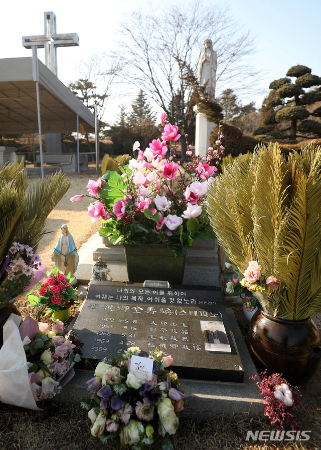 【용인=뉴시스】추상철 기자 = 김수환 추기경 선종 10주기를 이틀 앞둔 14일 오후 경기 용인시 천주교 용인공원묘원 김 추기경 묘소에는 많은 꽃이 놓여져있다. 2019.02.14. scchoo@newsis.com