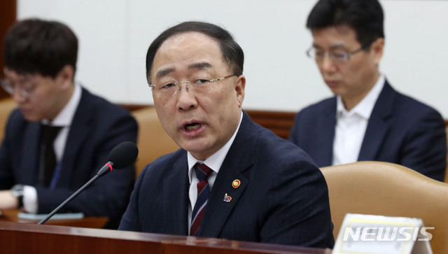 【서울=뉴시스】홍효식 기자 = 홍남기 경제부총리 겸 기획재정부 장관이 14일 오후 서울 종로구 정부서울청사 영상회의실에서 열린 제203차 대외경제장관회의에서 모두발언을 하고 있다. 2019.02.14. yesphoto@newsis.com