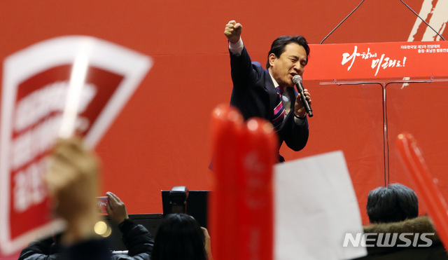 【대전=뉴시스】박영태 기자 = 14일 오후 대전 한밭체육관에서 열린 자유한국당 제3차 전당대회 충청 호남권 합동연설회에서 김진태 당 대표 후보자가 지지를 호소하고 있다. 2019.02.14. since1999@newsis.com
