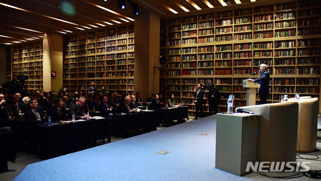 【서울=뉴시스】해리 해리스 주한미국대사가 14일 서울 고등교육재단에서 열린 최종현학술원 출범기념 한미중 컨퍼런스에서 기조연설을 하고 있다. 2019.02.14. (사진=주한미국대사관 SNS 캡쳐)photo@newsis.com