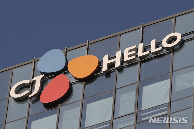【서울=뉴시스】박미소 수습기자 = LG유플러스가 이사회를 열어 케이블TV 업계 1위인 CJ 헬로를 인수를 결정한 14일 오후 서울 마포구 CJ 헬로 로고가 보이고 있다. LG유플러스는 14일 이사회를 열어 CJ ENM이 보유하고 있는 CJ헬로 지분 53.92% 중 50% + 1주를 8000억원에 인수하는 안건을 의결했다.2019.02.14. misocamera@newsis.com