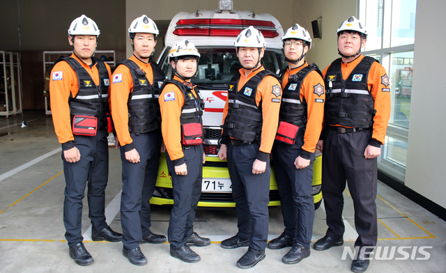【광주=뉴시스】변재훈 기자 = 14일 광주 광산소방서에 따르면 지난 9일 광주시 시민소통 홈페이지 칭찬코너에'저희 아빠를 살려주신 구급대원분들 감사합니다' 제목의 글이 올라와 주위를 훈훈하게 하고 있다. 신속한 대처로 50대 심정지 환자의 목숨을 구한 (사진 왼쪽부터) 첨단119안전센터 박준승·김경원·이현준 소방교, 비아119안전센터 이동진 소방장, 송대진 소방교, 김승욱 소방장. 2019.02.14. (사진=광주 광산소방 제공)photo@newsis.com
