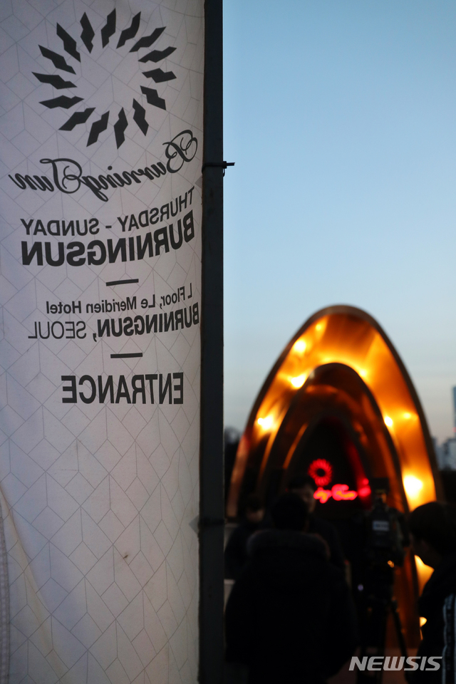 【서울=뉴시스】김병문 수습기자 = 마약 투약과 경찰과의 유착 의혹이 불거진 클럽 '버닝썬' 사건을 수사 중인 경찰이 14일 업소와 역삼지구대를 압수수색 중이다. 사진은 이날 오후 서울 강남구 버닝썬의 모습. 2019.02.14. dadazon@newsis.com